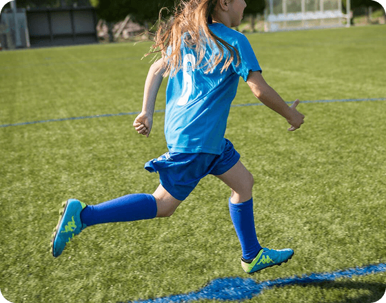 Una niña jugando al futbol