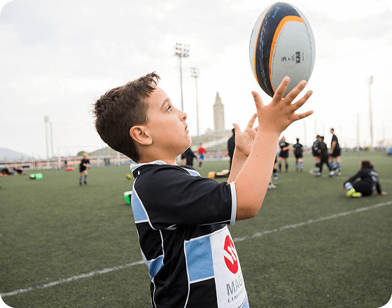 Un niño jugando al rugby