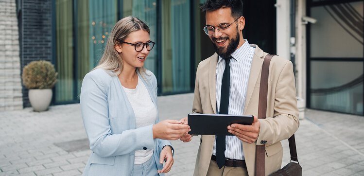 Una pareja viendo una tablet