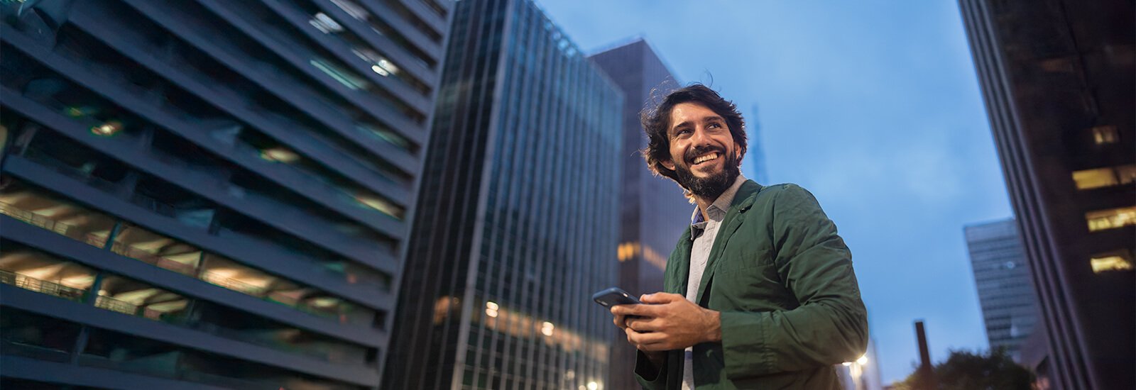 Imagen de empresario frente a edificios para la cuenta autónomos