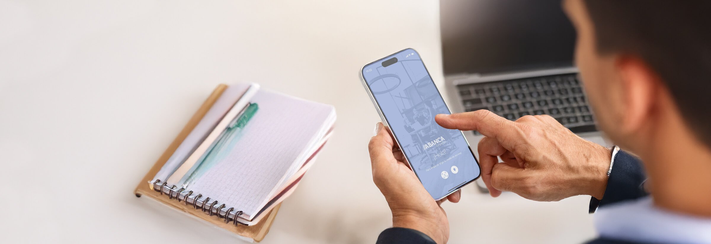 banner de un chico mirando desde el telefono sus cuentas
