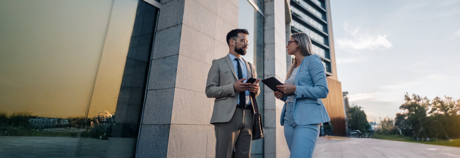 Una pareja hablando de negocios