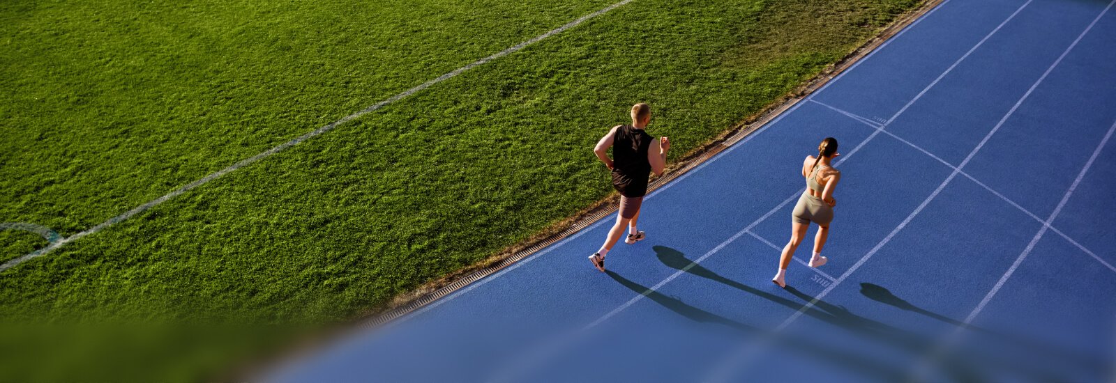 Imagen de una pareja agarrada en el aire
